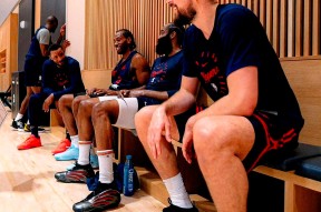 熊猫体育平台-洛杉矶快船发布备战花絮，关键时刻单刀错失，欧篮联任务艰巨，控场能力受关注