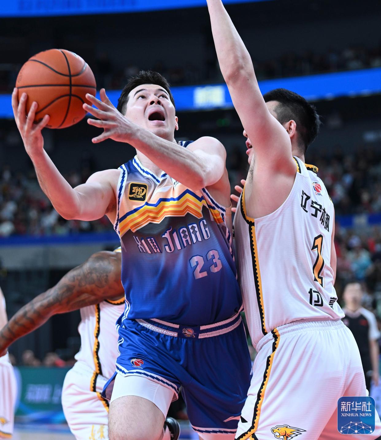 集结日体能课后,辽宁本钢内部沟通备战CBA季后赛,目标明确,团队化学反应显著 集结日体能课后,辽宁本钢内部沟通备战CBA季后赛,目标明确,团队化学反应显著