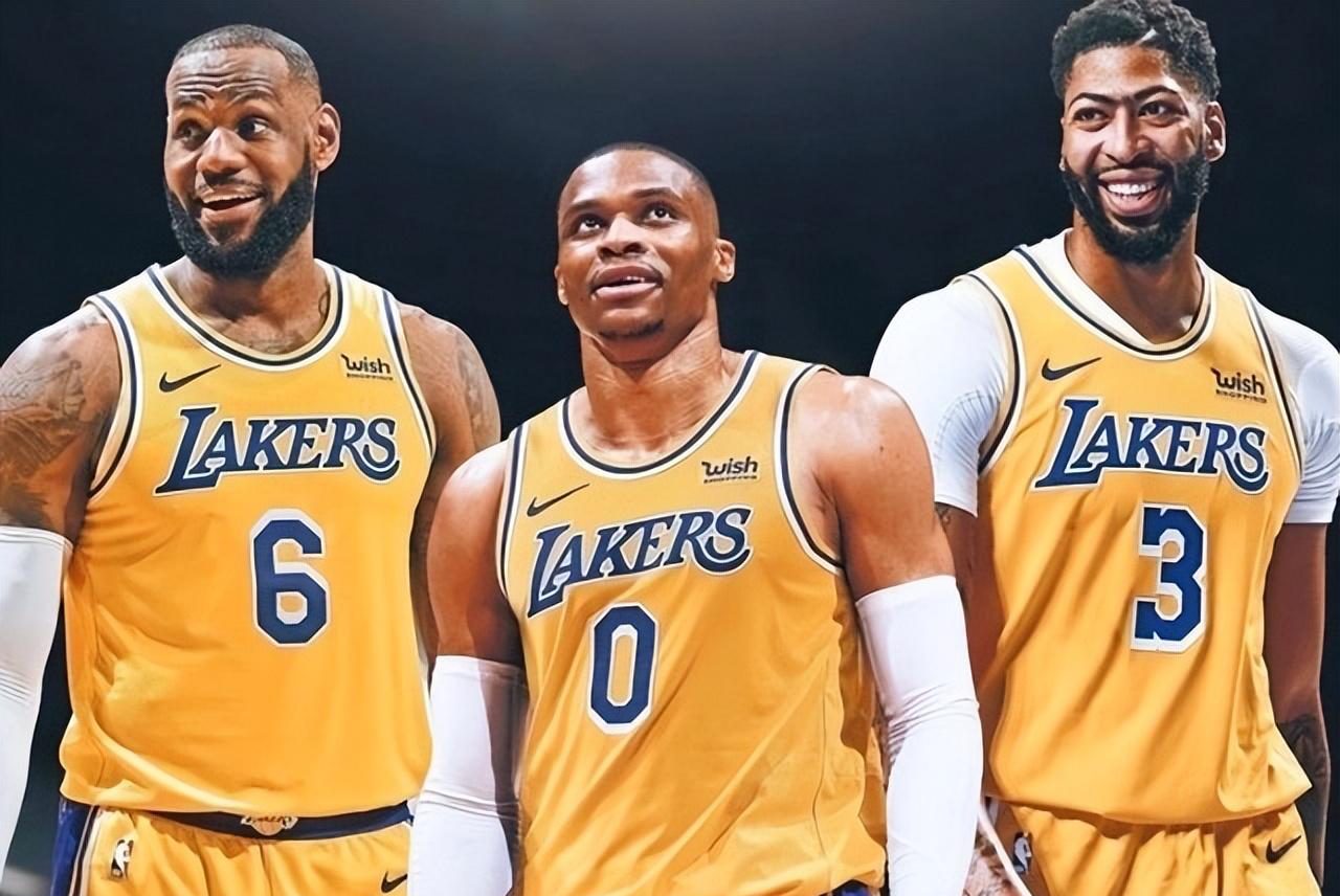 冲刺阶段布鲁克林篮网备战欧篮联，更衣室发声细节曝光，赛场秩序良好，身体对抗强度拉满