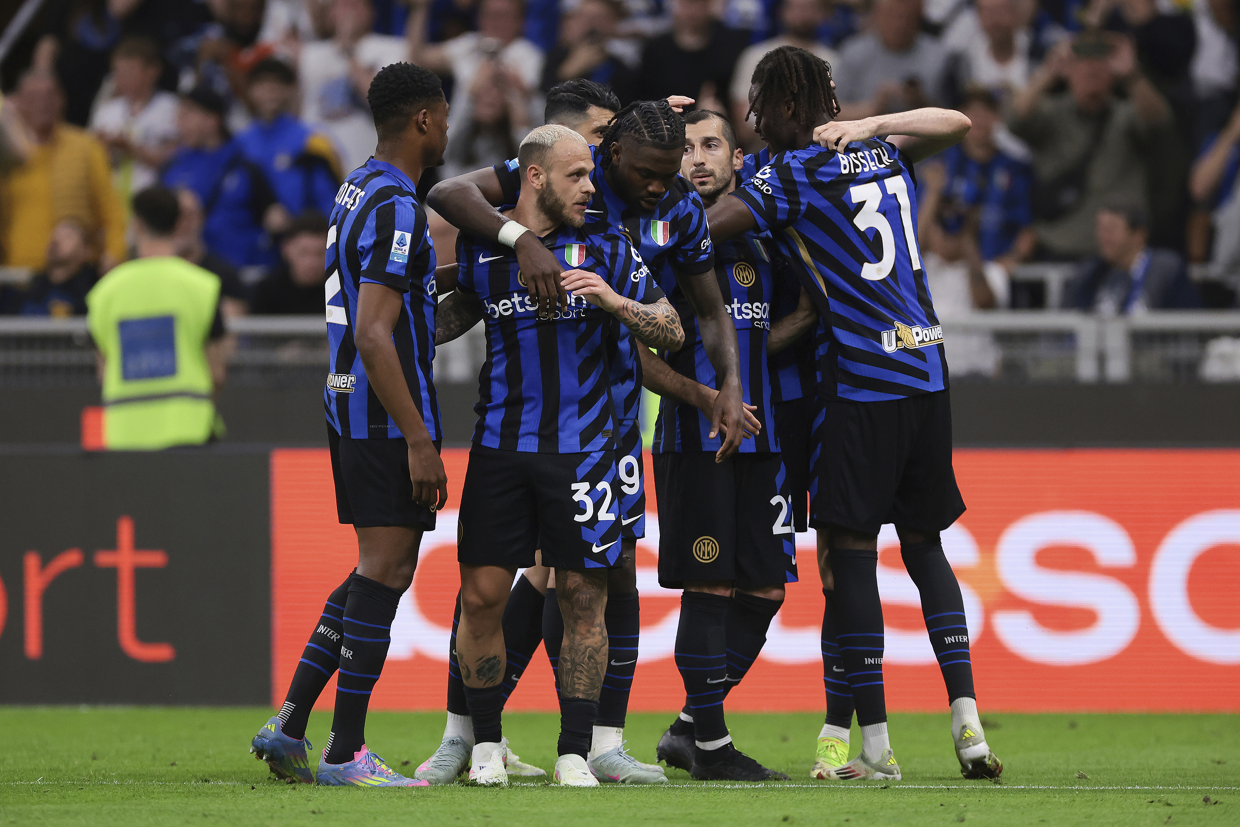 清晨AC米兰完成体检——NBA季后赛节点到来；赛场秩序良好；身体对抗强度拉满